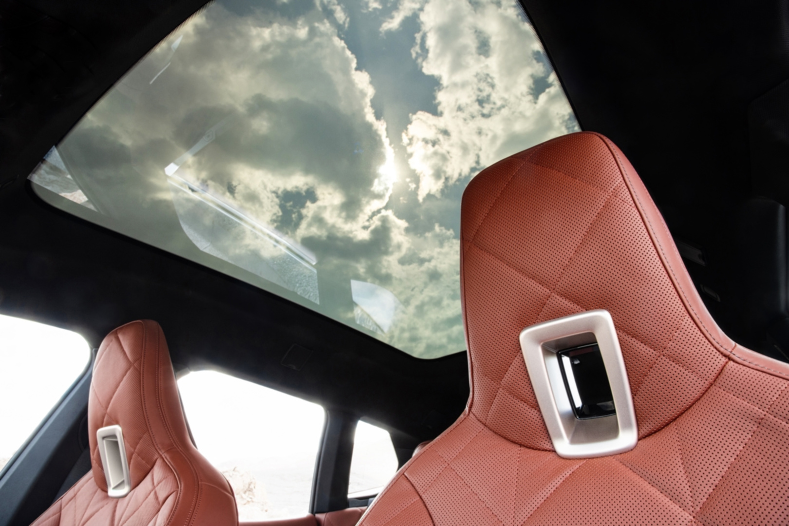 SMALL_[新聞照片六]全新電控調節採光全景式玻璃車頂，可透過電控調節變色遮陽，適時調節車室空間採光